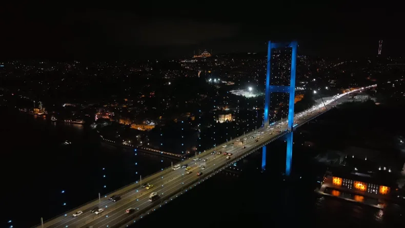 İstanbul Boğazı’ndaki köprüler turkuaz renge büründü