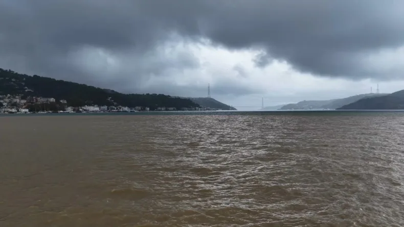 İstanbul Boğazı'nın rengi yağışların ardından kahverengiye döndü