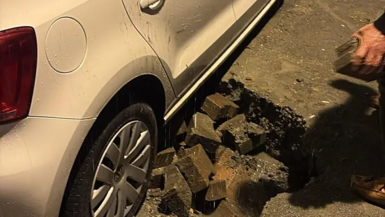 İstanbul'da alt geçidi su bastı; araçlar çöken yolda kaldı