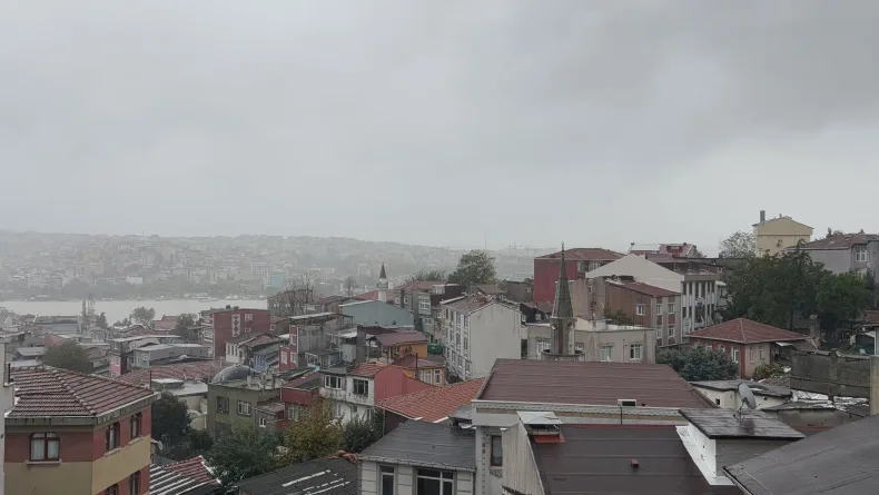 İstanbul'da kara bulutların geçişi görüntülendi