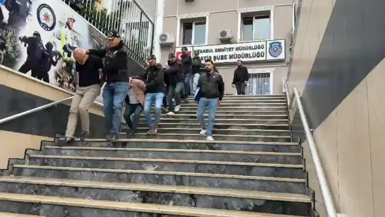 İstanbul'da 'Masöz aranıyor' ilanına başvuran kadınları fuhuşa yönlendiren 15 şüpheli yakalandı
