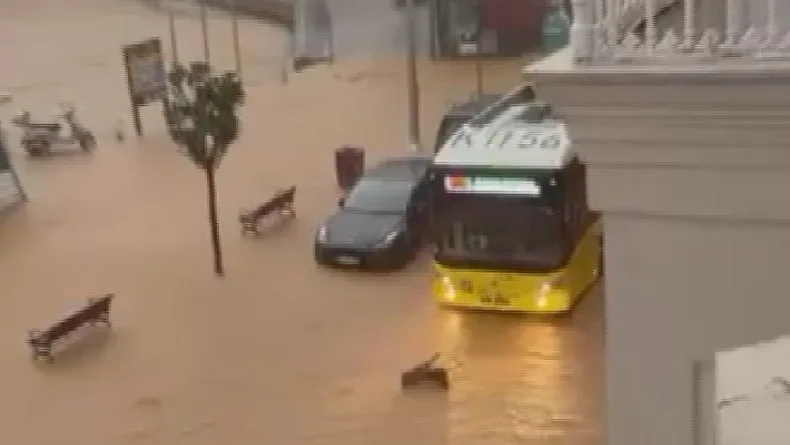 İstanbul’da sağanak etkili oluyor; araçlar suya gömüldü, deniz karayla birleşti