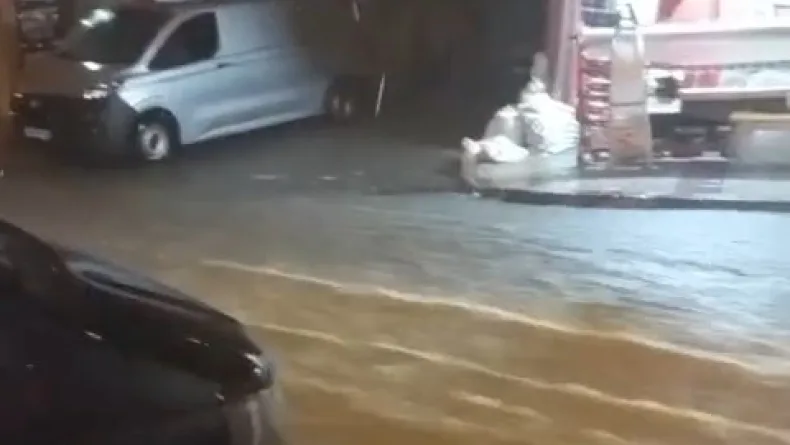 İstanbul’da sağanak etkili oluyor; yollar göle döndü -1