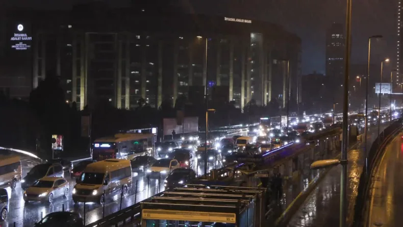 İstanbul'da sağanakla birlikte trafik yoğunluğu