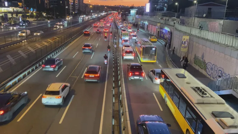 İstanbul'da trafik yoğunluğu yüzde 69'a ulaştı