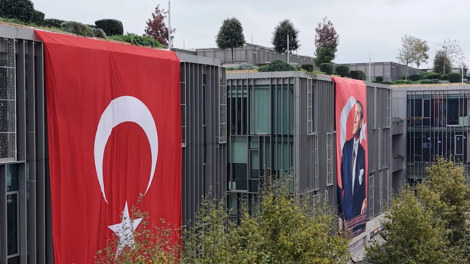 İstanbul'da Türk bayraklarıyla donatılan caddeler havadan görüntülendi