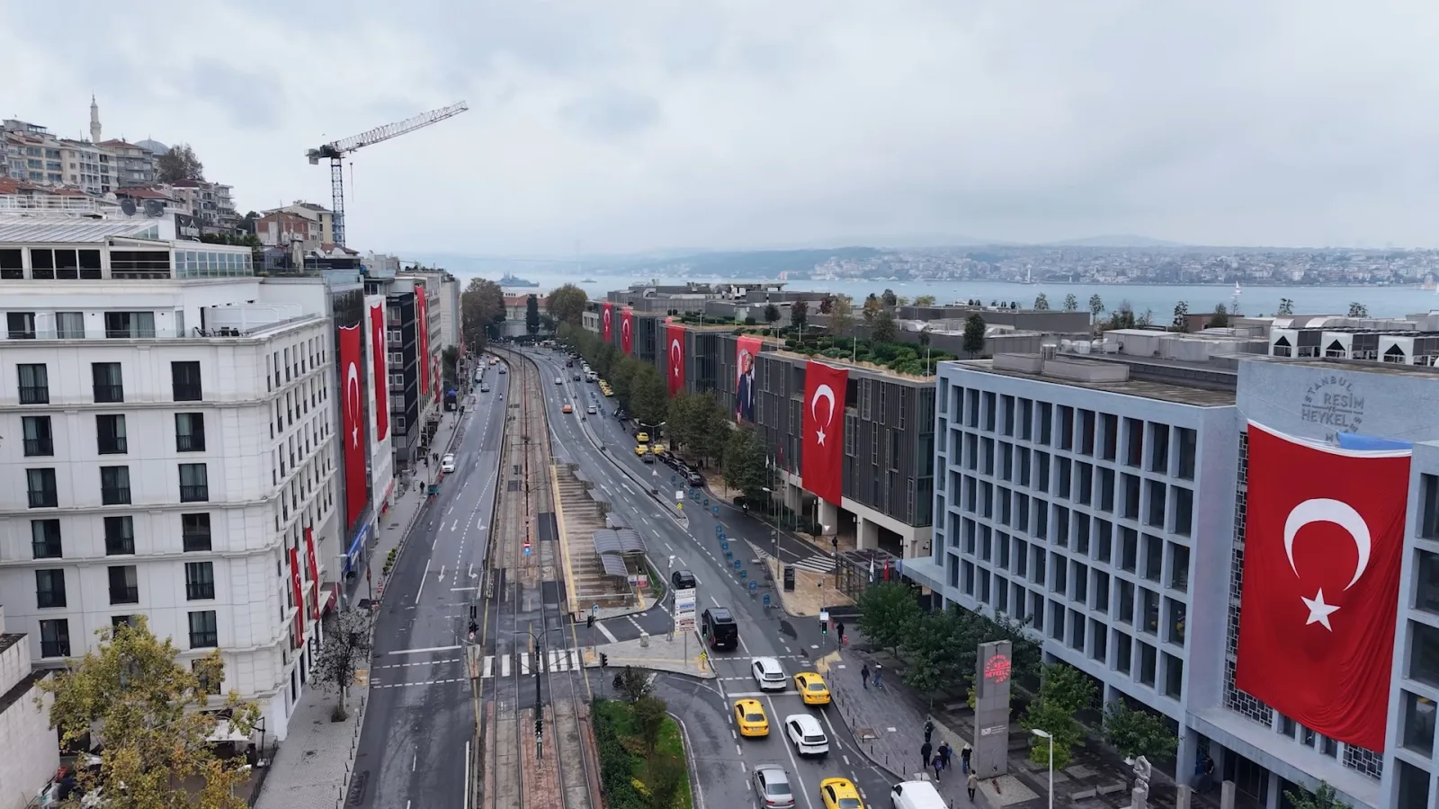 İstanbul'da Türk bayraklarıyla donatılan caddeler havadan görüntülendi