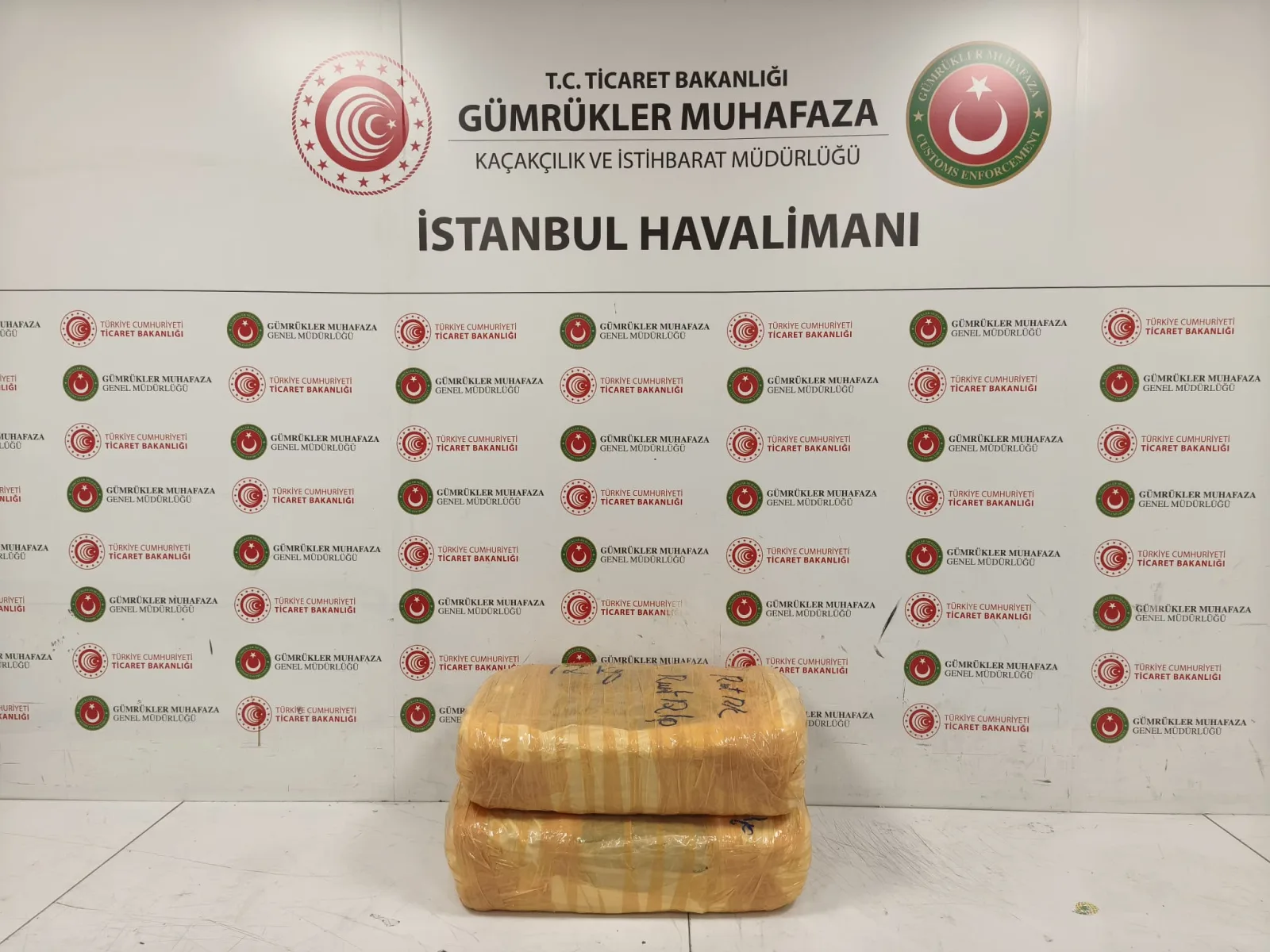 İstanbul Havalimanı'nda 25 kilogram esrar ele geçirildi; 2 gözaltı