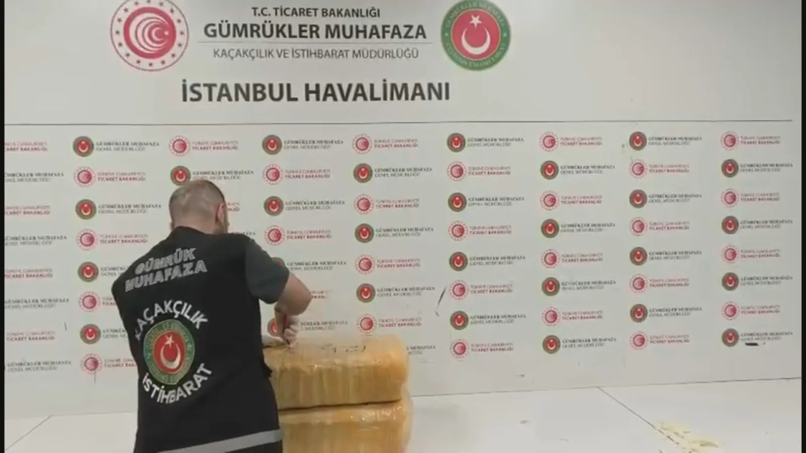 İstanbul Havalimanı'nda 25 kilogram esrar ele geçirildi; 2 gözaltı
