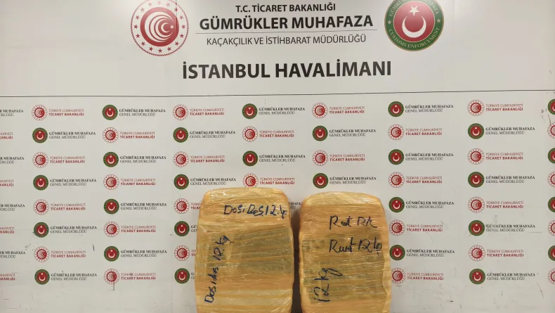 İstanbul Havalimanı'nda 25 kilogram esrar ele geçirildi; 2 gözaltı