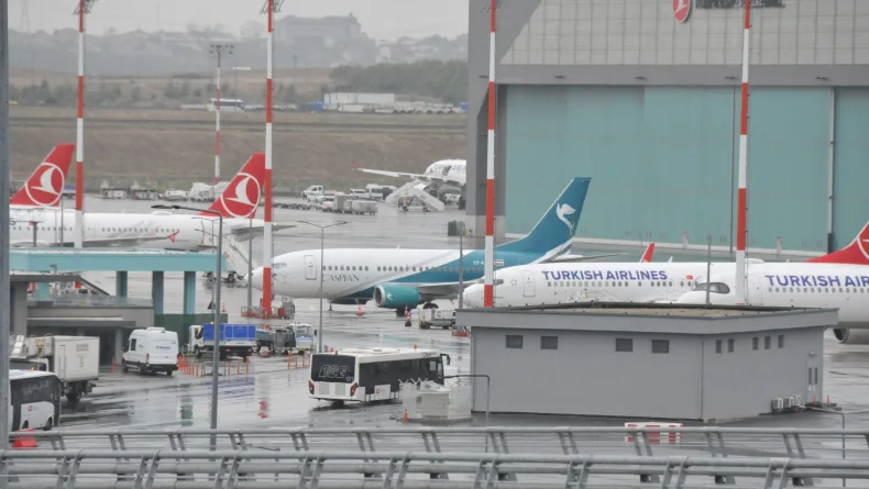 İstanbul Havalimanı'nda borcundan dolayı haczedilen İran havayolu şirketinin uçağının bekleyişi sürüyor