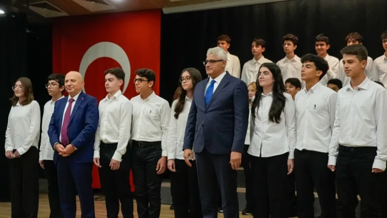 İstinye Üniversitesi’nden Kabataş Erkek Lisesi öğrencilerine yapay zeka ve bilişim laboratuvarı desteği