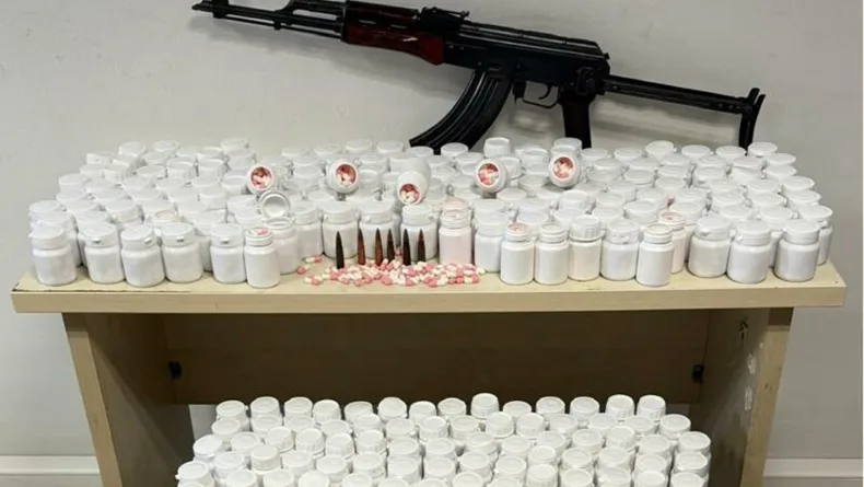 İzmir'de 59 bin 300 sentetik hap ele geçirildi