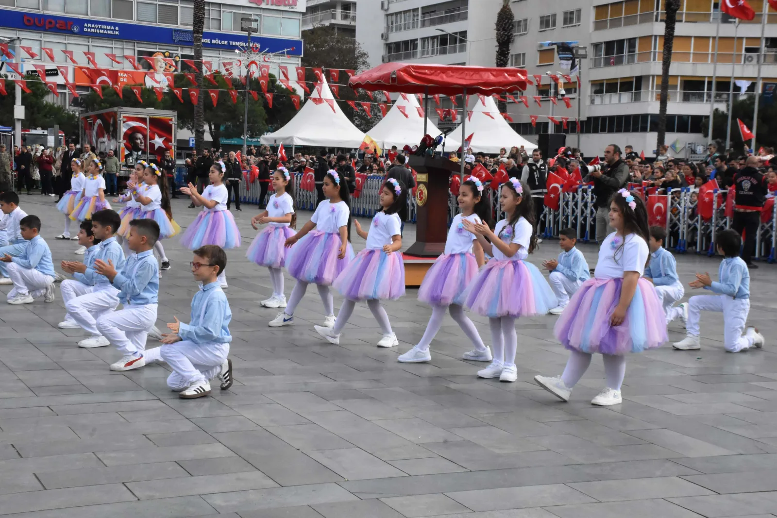 İzmir'de Cumhuriyet'in 103'üncü yılı coşkusu