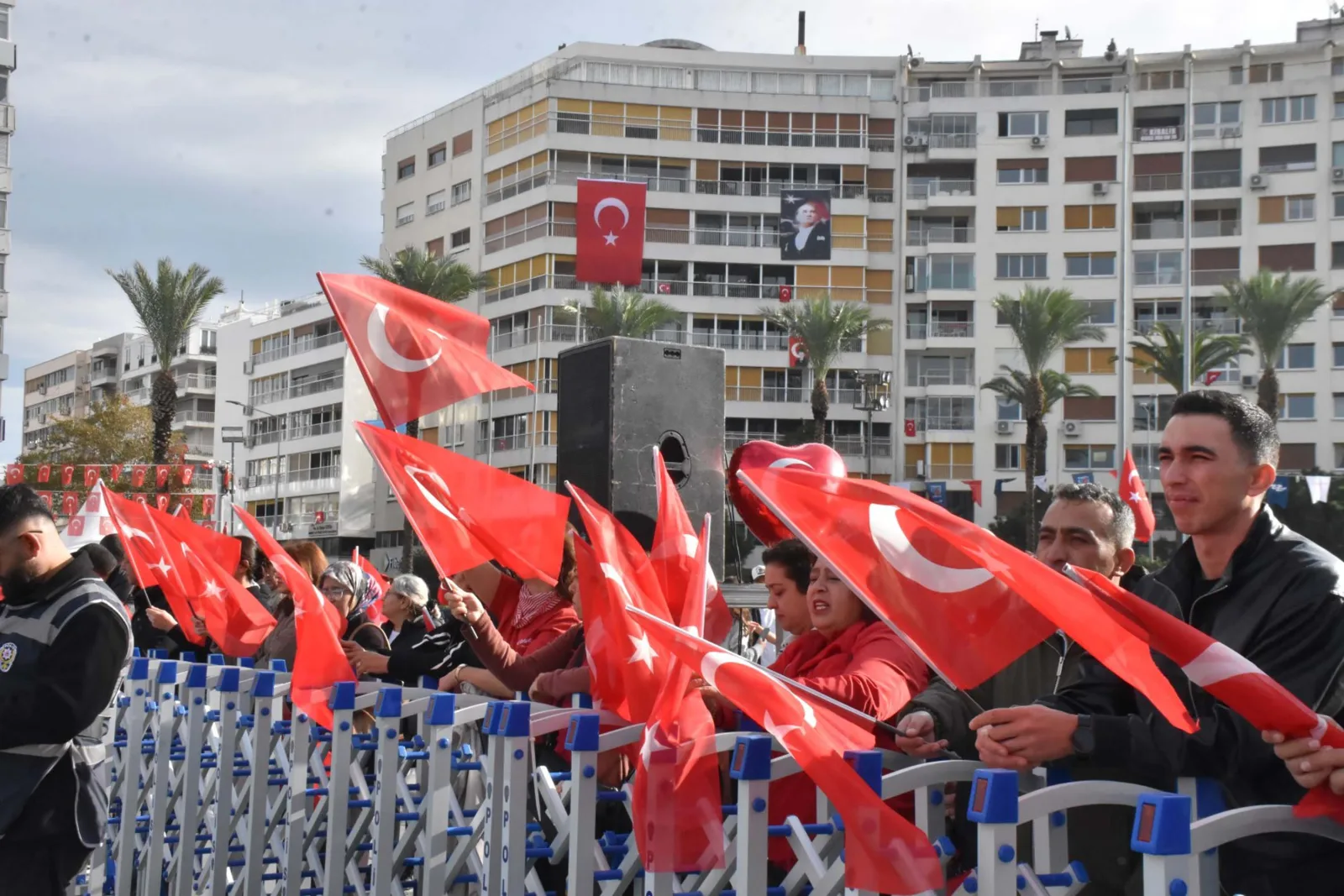 İzmir'de Cumhuriyet'in 103'üncü yılı coşkusu