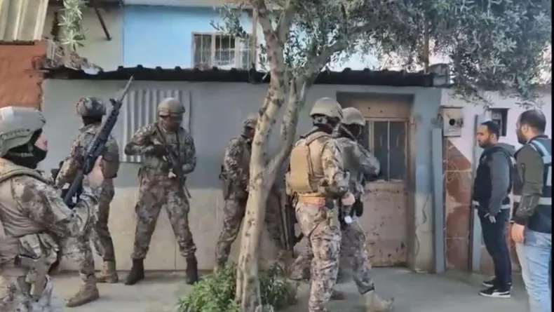 İzmir’de FETÖ operasyonlarında 16 gözaltı