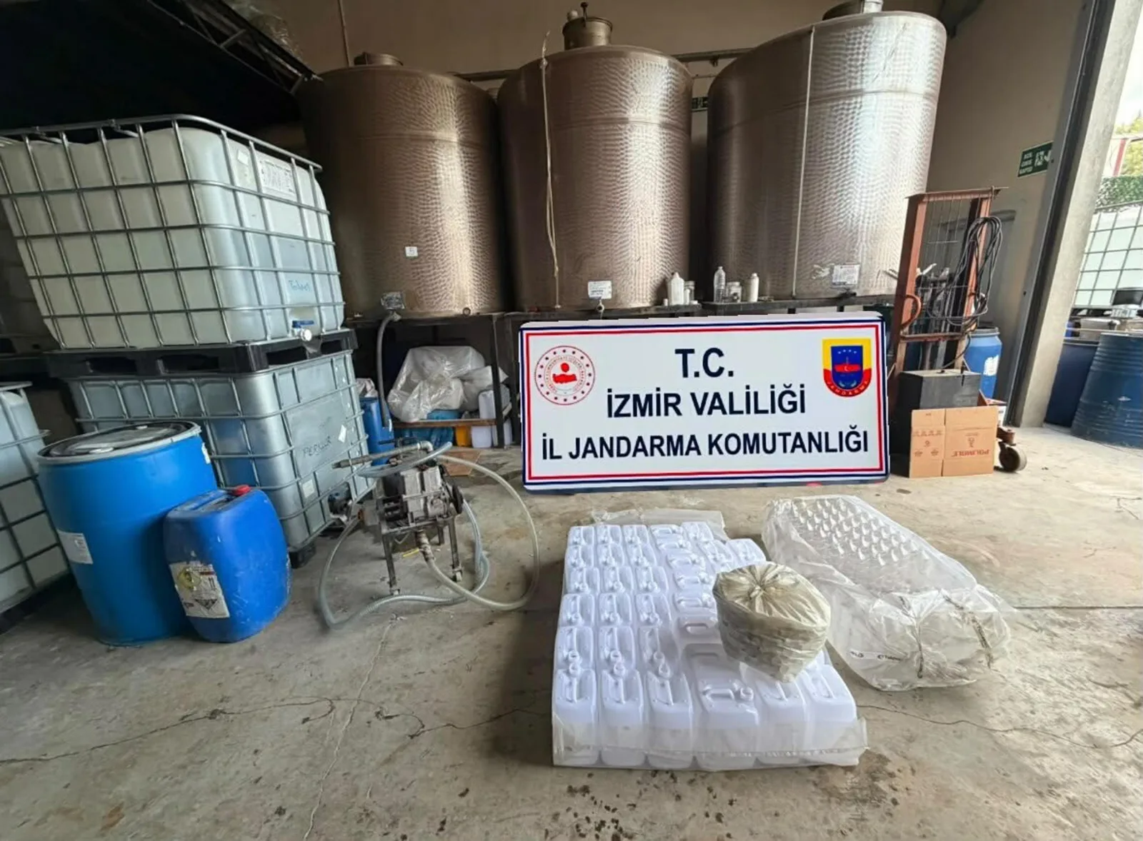 İzmir'de kaçak etil alkol operasyonu