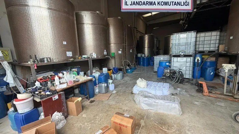 İzmir'de kaçak etil alkol operasyonu