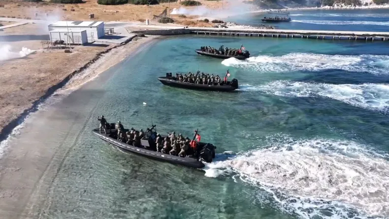 İzmir'de komandolardan 'Deniz Hücum Harekatı Eğitimi'