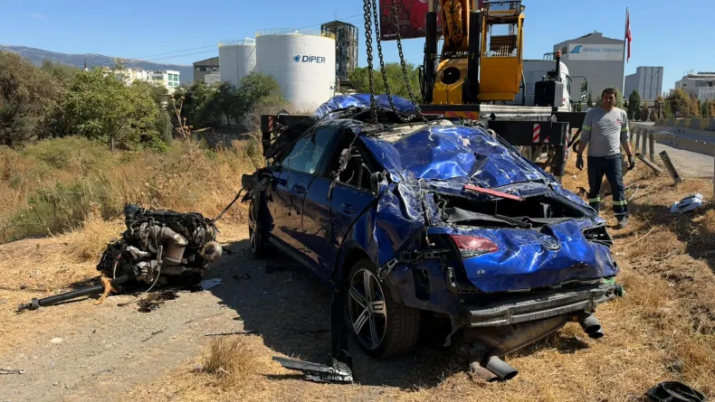 İzmir'de otomobil şarampole yuvarlandı: 1 ölü, 2 yaralı