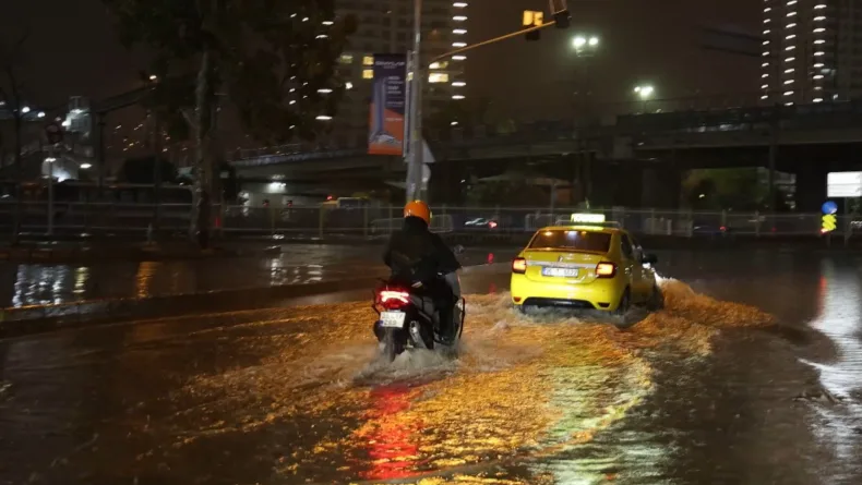 İzmir’de sağanak etkili oldu