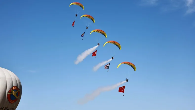 İzmir'deki havacılık festivalinde gökyüzünde Türk bayrağı ve Atatürk posteri açıldı
