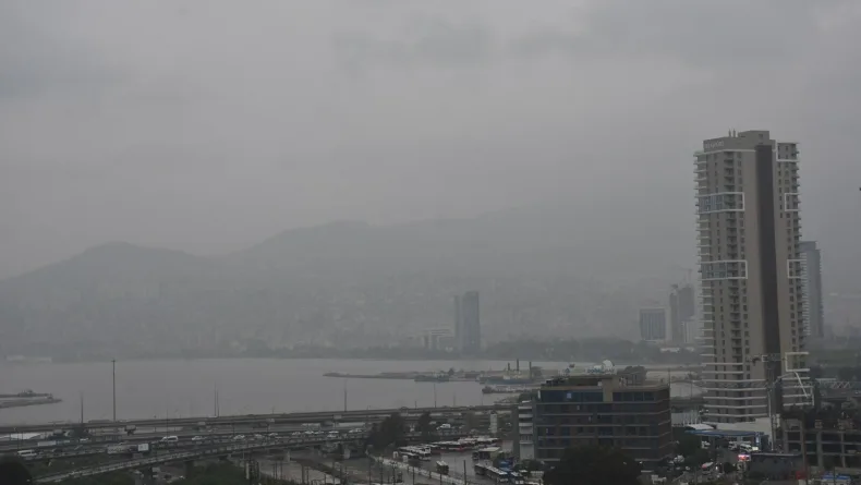 İzmir'i sis bulutu kapladı