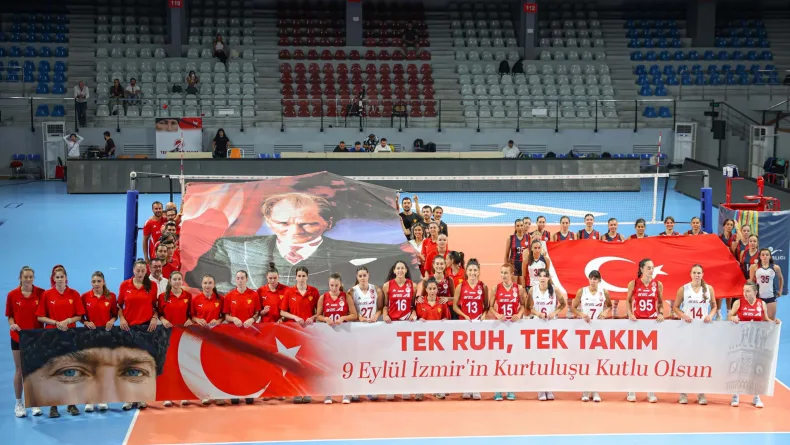 İzmir'in kurtuluşu voleybolla taçlandı