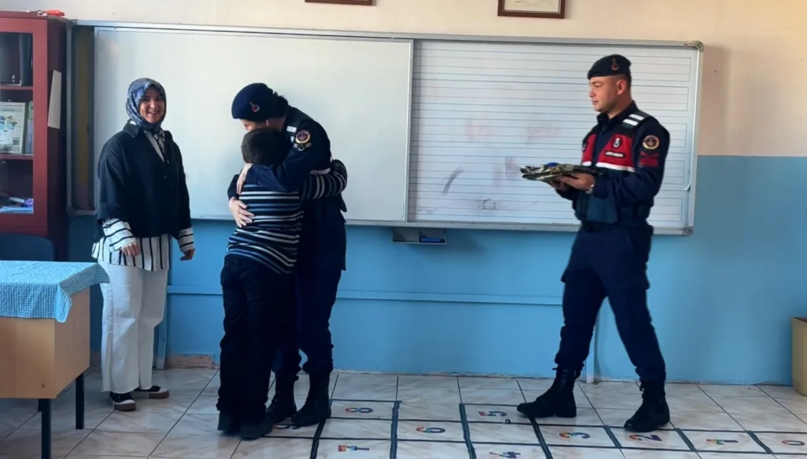 Jandarmadan Alparslan'a sürpriz ziyaret;  hayalindeki devriyeye çıktı, dron uçurdu