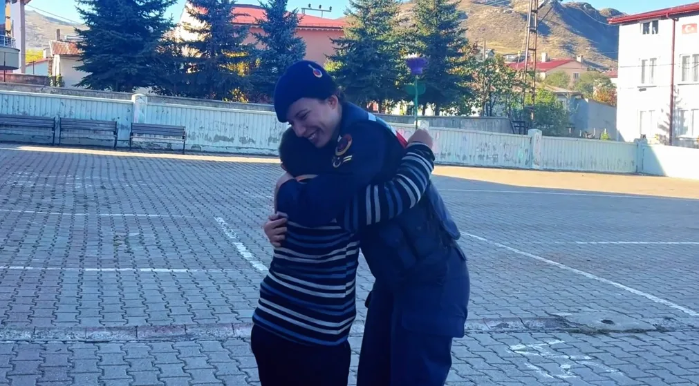 Jandarmadan Alparslan'a sürpriz ziyaret;  hayalindeki devriyeye çıktı, dron uçurdu
