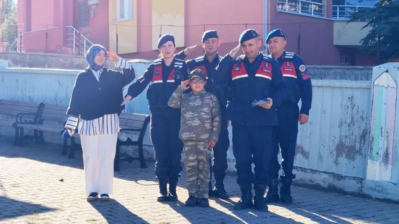 Jandarmadan Alparslan'a sürpriz ziyaret;  hayalindeki devriyeye çıktı, dron uçurdu