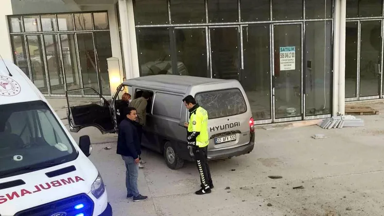 Kaçak göçmenleri taşıyan minibüs iş yerinin duvarına çarptı: 5 yaralı