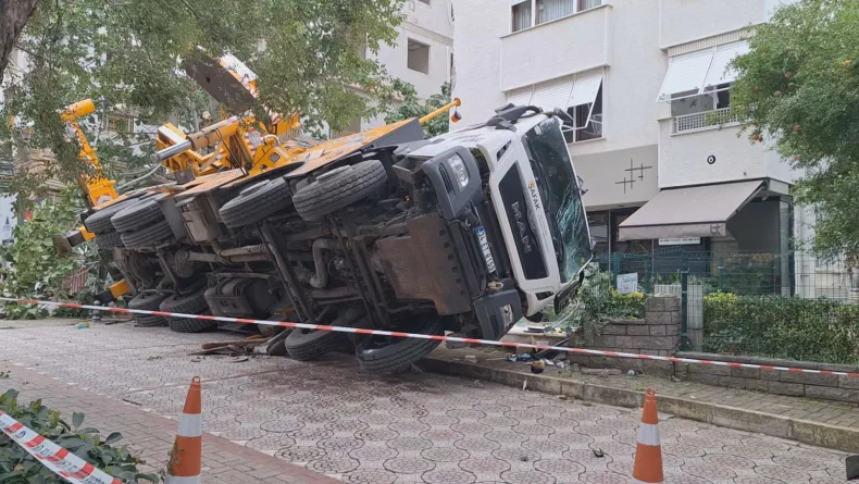 Kadıköy'de devrilen vinç 11 katlı binaya çarptı -1