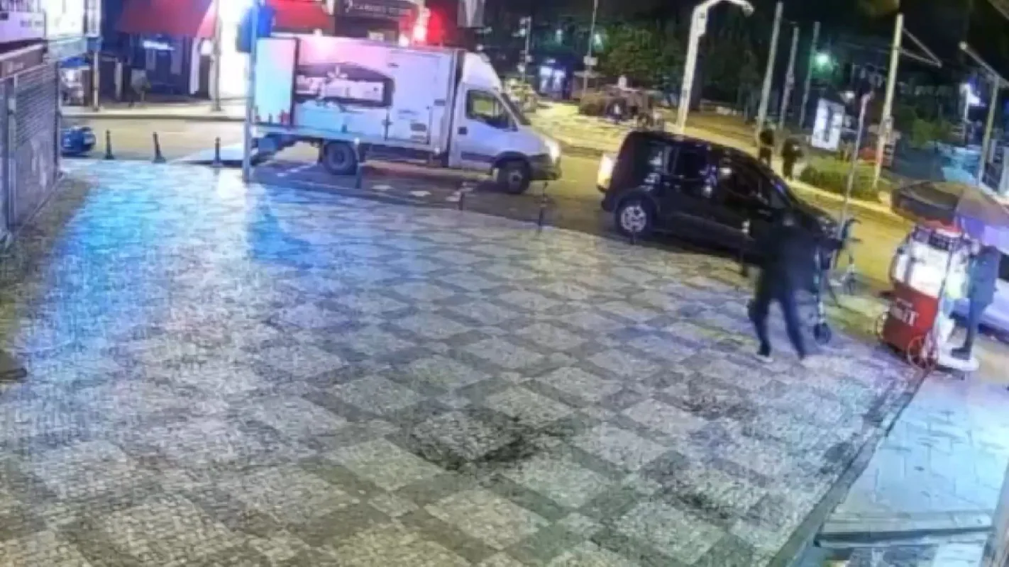 Kadıköy'de haraç için döviz bürosunu kurşunlayan şüpheliler kamerada: 5 gözaltı