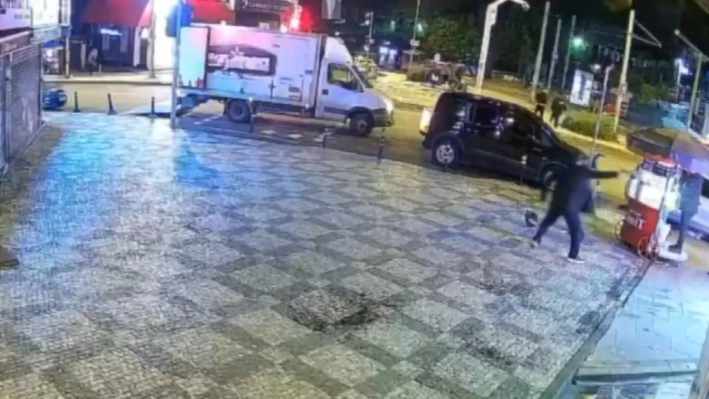Kadıköy'de haraç için döviz bürosunu kurşunlayan şüpheliler kamerada: 5 gözaltı