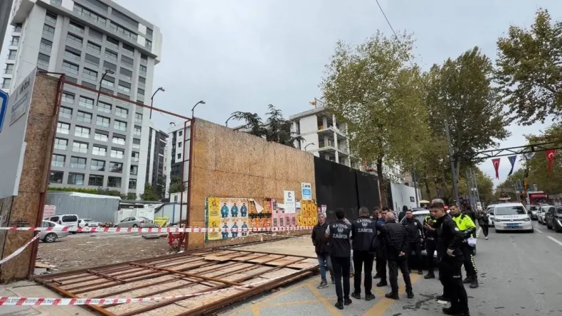 Kadıköy'de inşaatın dış koruma kaplaması yayaların üzerine devrildi: 2 yaralı
