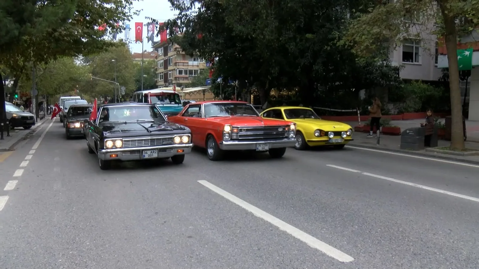 Kadıköy'de klasik otomobillerle Cumhuriyet Bayramı korteji
