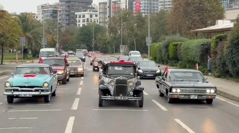 Kadıköy'de klasik otomobillerle Cumhuriyet Bayramı korteji