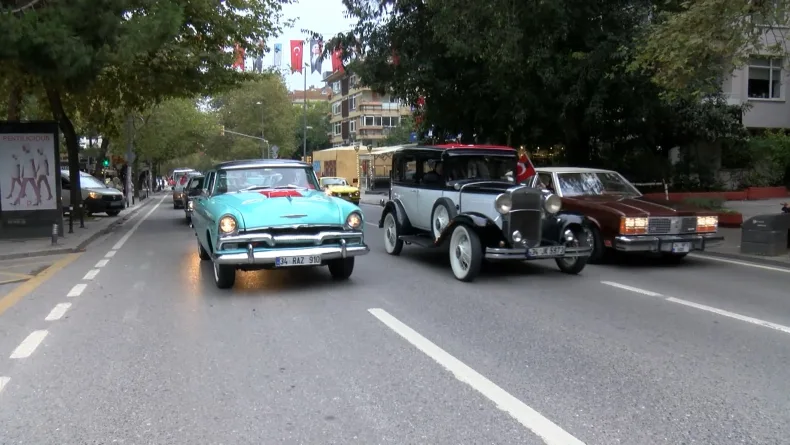 Kadıköy'de klasik otomobillerle Cumhuriyet Bayramı korteji