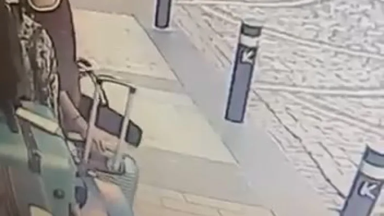 Kadıköy'de mağazanın önündeki valiz hırsızlığı kamerada