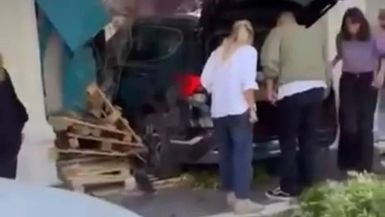 Kadıköy’de otomobil park halindeki araca çarpıp markete girdi: 2 yaralı