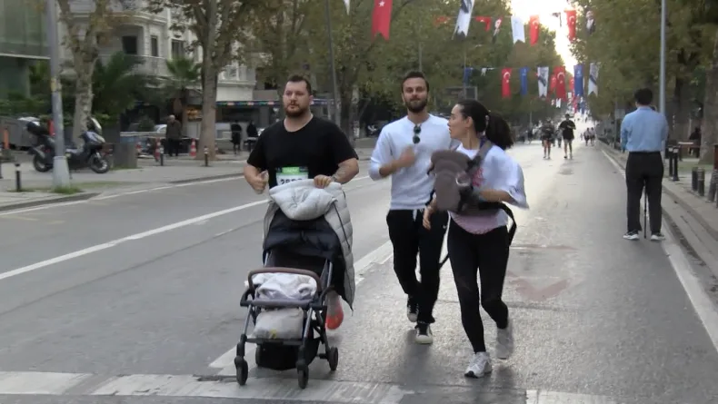 Kadıköy’deki Cumhuriyet Koşusu'nda hem koştular hem keyifli vakit geçirdiler