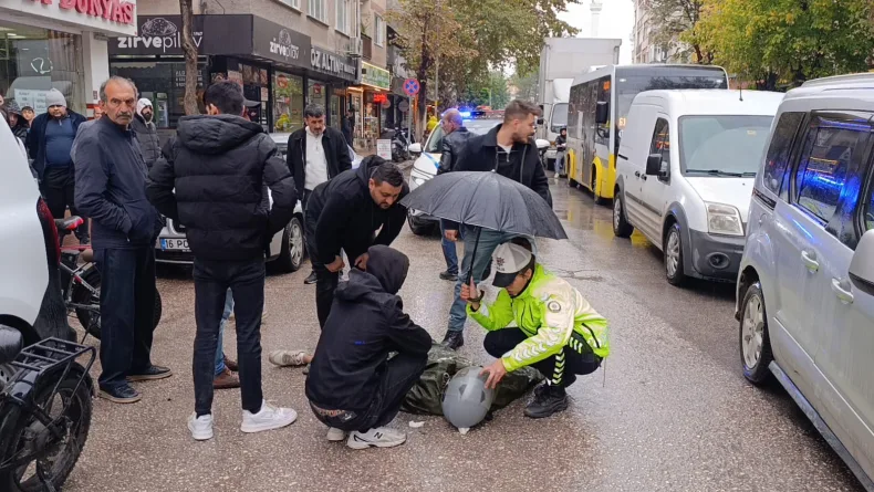 Kadın polis, yaralı ıslanmasın diye başında şemsiyeyle bekledi