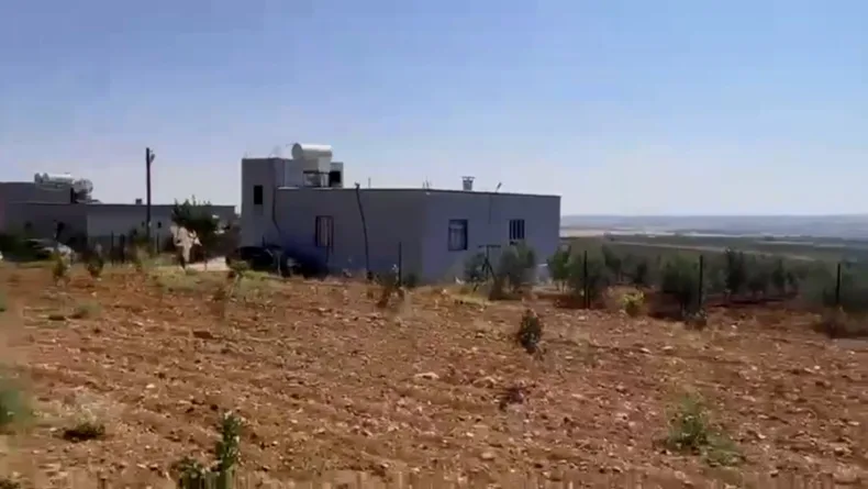 Kadını ağlarken görüp dolandırıldığını öğrenen polis, şüphelileri başka birini dolandırırken yakaladı