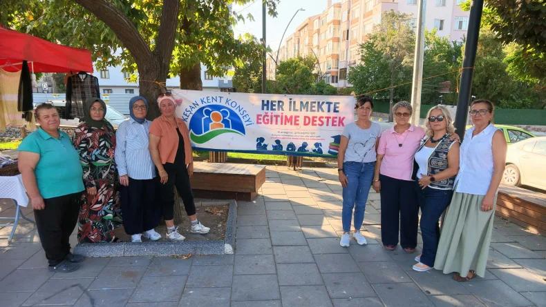 Kadınlar el emeği ürünlerini satıp, 15 ihtiyaç sahibi öğrencinin eğitimine destek oldu