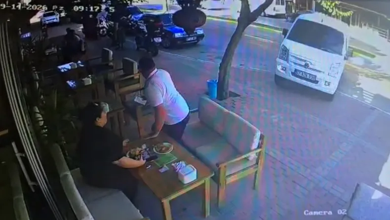 Kafede oturanlara hafif ticari araç çarptı; 1 yaralı