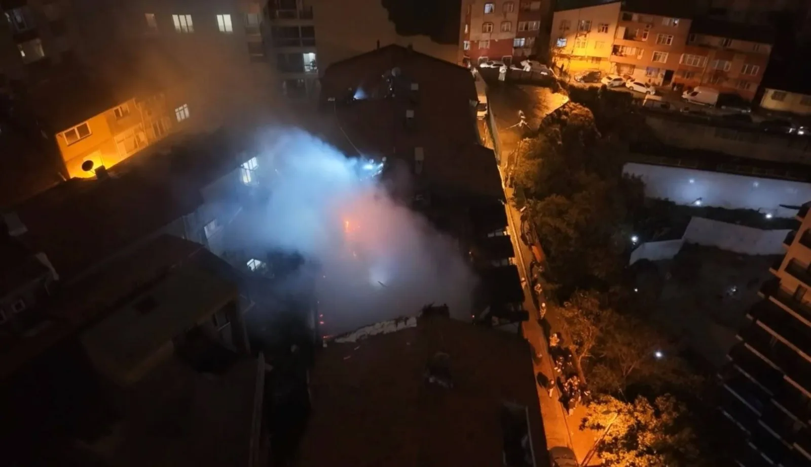 Kağıthane’de 5 katlı binanın en üst katında çıkan yangın çatıya sıçradı