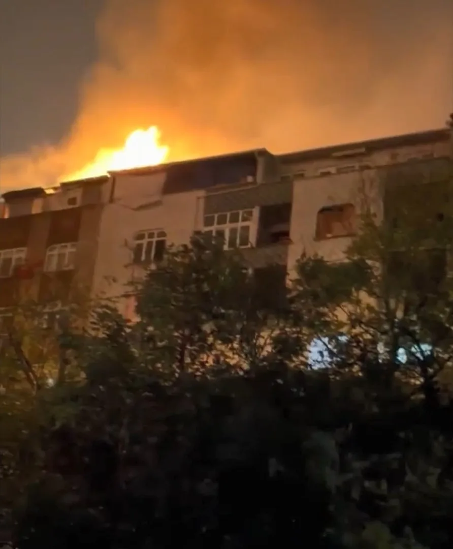Kağıthane’de 5 katlı binanın en üst katında çıkan yangın çatıya sıçradı