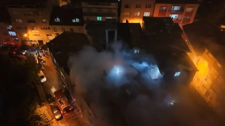 Kağıthane’de 5 katlı binanın en üst katında çıkan yangın çatıya sıçradı