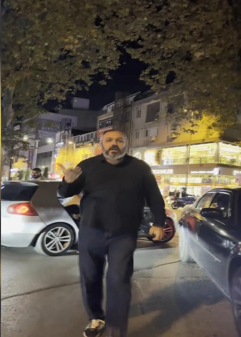 Kağıthane’de Bulgaristan plakalı araçtan inen 2 kişiden motosikletliye tehdit: Seni buraya gömerim